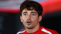 Leclerc copia Hamilton in tutto, freni e maglia: perchè. Alonso si ritira e attacca Antonelli: "Altri più forti"