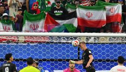 Iran-Nuova Zelanda: bandiere proibite e fischi poi vince il calcio: quattro gol, palo di Taremi, follia di Crocombe