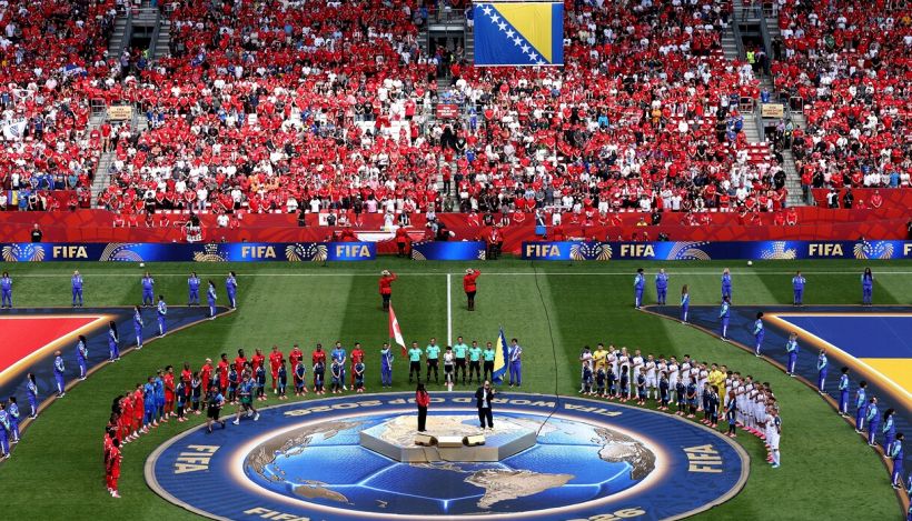 Mondiali, la cerimonia in Canada riesce a metà: alci, orsi e balene, gaffe col trofeo gonfiabile, la svista dell'arbitro