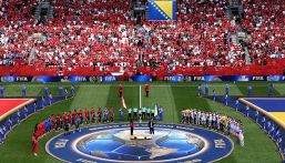 Mondiali, la cerimonia in Canada riesce a metà: alci, orsi e balene, gaffe col trofeo gonfiabile, la svista dell'arbitro