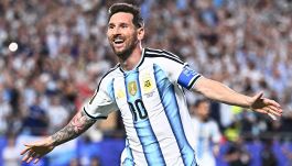 Messi da impazzire, tre gol all’esordio mondiale e una mezza infinità di record battuti: superati Ronaldo, Pelé e Mbappé