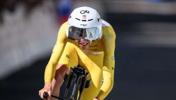 Giro di Svizzera, Pogacar serve la beffa a van der Poel: vince la crono per 3 decimi. Il Tour vara la norma anti Tadej