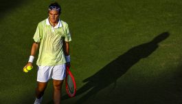 Wimbledon, tegola Bellucci: scivolata fatale per Mattia, ginocchio destro ko. Si teme anche per gli US Open