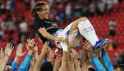 Croazia-Panama, festa grande per Modric portato in trionfo: decide un gol di Budimir