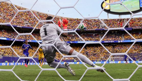 Ecuador-Curacao 0-0, il 37enne portiere Room fa 15 prodezze e regala il primo storico punto ai caraibici