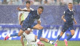 Francia-Iraq, moviola: Mbappè sulle orme di Messi, più forte di fulmini e proteste, gara ferma per 2 ore e 12