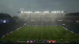 Francia-Iraq prima partita sospesa per maltempo, oltre due ore di stop per i fulmini: le foto