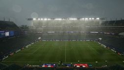Francia-Iraq prima partita sospesa per maltempo, oltre due ore di stop per i fulmini: le foto