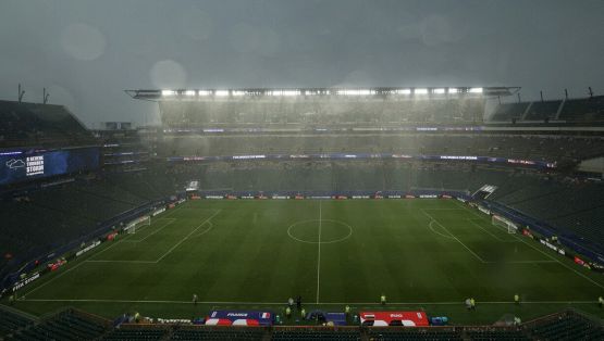 Francia-Iraq prima partita sospesa per maltempo, oltre due ore di stop per i fulmini: le foto
