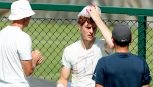 Sinner tormentato dal caldo, Jannik sofferente anche a Wimbledon: domani la prova del nove. Bertolucci ci scherza su