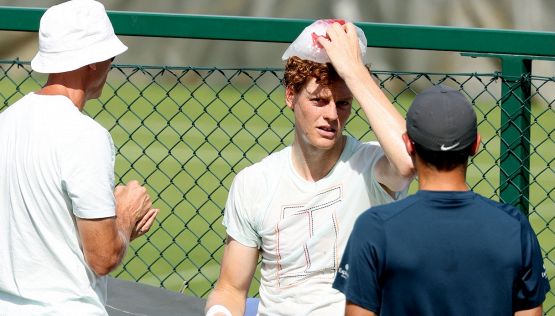 Sinner tormentato dal caldo, Jannik sofferente anche a Wimbledon: domani la prova del nove. Bertolucci ci scherza su