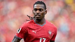 Leao, gli elogi ad Amorim allontanano l’addio: ma il Milan può davvero aspettare? L’ombra di Trincao su Rafa