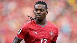 Leao, gli elogi ad Amorim allontanano l’addio: ma il Milan può davvero aspettare? L’ombra di Trincao su Rafa