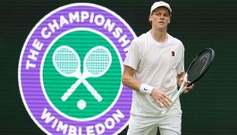 Sinner sfida Djokovic, prove di finale a Wimbledon: Jannik impressiona e sorprende anche se stesso contro Nole