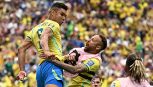 Brasile, Ancelotti e Neymar superstar in panchina: inno, esultanza, invasione e il bel gesto con Taniguchi del Giappone