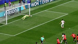 Egitto-Iran, moviola: gol qualificazione annullato al 93’, Taremi rigore sbagliato e traversa, paura per Salah