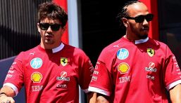 Leclerc ha scelto il cuore (e i soldi) alla gloria: come cambia il mercato piloti di Hamilton, Bearman e Verstappen