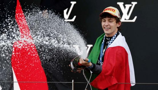Antonelli, il nuovo record è un messaggio alla Ferrari: Kimi e Cobolli dominano la domenica in tv. L’Italia di Baldini tiene