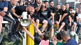 Torino-Juventus, pagano i tifosi: la punizione esemplare del Governo per gli incidenti nell’ultimo derby  