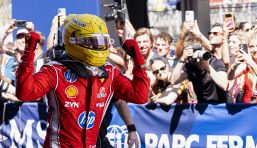 Hamilton urla la sua gioia in italiano: il team radio con Santi e la dedica speciale dopo la prima vittoria