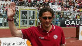 Protti leader dentro e fuori dal campo: dall’amico Lucarelli ai rivali del Pisa, il calcio italiano celebra il bomber scomparso