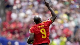 Napoli, Lukaku continua a inviare segnali ad Allegri. E De Laurentiis si traveste da scout ai Mondiali  