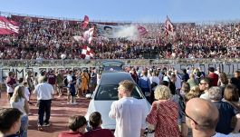 Protti, l’abbraccio di Livorno è da brividi: ex compagni, autorità e oltre 10mila tifosi al Picchi per l’ultimo saluto allo Zar