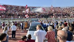 Protti, l’abbraccio di Livorno è da brividi: ex compagni, autorità e oltre 10mila tifosi al Picchi per l’ultimo saluto allo Zar