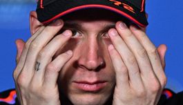 MotoGP, Bezzecchi piange e abbraccia il marshall a Brno: video, le scuse dopo la squalifica. Che chance Ducati