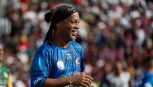 Ronaldinho al Ravenna, tutto vero: il fuoriclasse posa con la nuova maglia, ma Mandorlini gela l’entusiasmo dei tifosi  