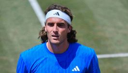 Mallorca, Tsitsipas furioso con l’arbitro: “Non si può giocare con queste palle”. La crisi alla vigilia di Wimbledon