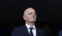Hydration break: Infantino rigetta le accuse e difende la novità, ma la pausa a metà tempo ha già sconvolto il calcio  
