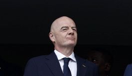 Hydration break: Infantino rigetta le accuse e difende la novità, ma la pausa a metà tempo ha già sconvolto il calcio  