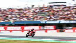 MotoGP Olanda, anteprima Assen: orari e dove vedere in tv. Marquez vuole completare la rimonta su Aprilia, Bezzecchi in cerca di redenzione
