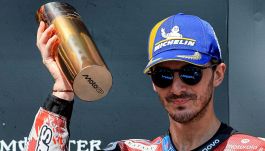 Bagnaia in Aprilia ufficiale, nel 2027 sarà Dream Team Italia. Bezzecchi, la squalifica a Brno fa discutere: Melandri critico