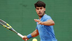 Alcaraz, rientro più vicino: primo allenamento con la racchetta e Sinner avvisato. US Open nel mirino di Carlos