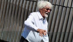 F1, chi si rivede: Bernie Ecclestone a 95 anni in gran forma ha premiato Russell sul podio in Austria
