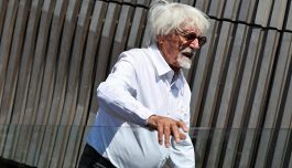 F1, chi si rivede: Bernie Ecclestone a 95 anni in gran forma ha premiato Russell sul podio in Austria