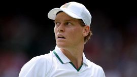 Wimbledon, Sinner reagisce a un passo dal crollo con Kecmanovic: le urla di dolore e la ferita al piede, che paura per Jannik