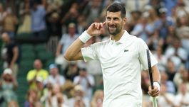 Djokovic soffre, scivola e vede le streghe, ma alla fine è lui a spuntarla su Wu: "Esordio durissimo, ma sono felice"