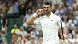 Djokovic soffre, scivola e vede le streghe, ma alla fine è lui a spuntarla su Wu: "Esordio durissimo, ma sono felice"
