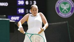 Wimbledon, Ostapenko ci ricasca: liti e provocazioni con il pubblico, arrivano i fischi. Anche Navratilova si arrabbia