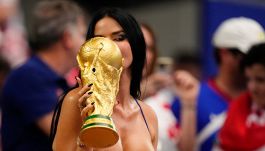 Ivana Knoll esagerata, con la Coppa del Mondo tra i tifosi della Croazia