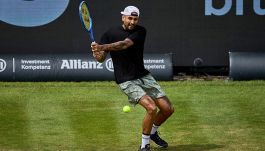 Kyrgios wild card a Wimbledon, Rusedski netto: "Non la merita". Nick va a Maiorca dopo la beffa a Berrettini