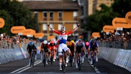Scoppia il caso al Giro, la contestazione social dopo l'eliminazione della vincitrice Lorena Wiebes. Elisa Balsamo vince anche la 2° tappa