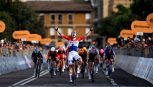 Scoppia il caso al Giro, la contestazione social dopo l'eliminazione della vincitrice Lorena Wiebes. Elisa Balsamo vince anche la 2° tappa