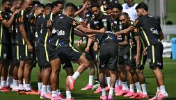 Neymar torna ad allenarsi con il Brasile di Ancelotti, accoglienza dai compagni con rito e applausi