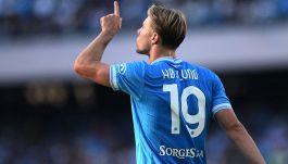 Hojlund, il Napoli lo riscatta e applica clausola rescissoria: il danese può essere la chiave per Vlahovic