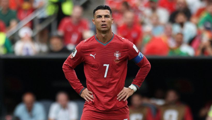 Ronaldo, l’invidia per Messi e le critiche in Portogallo: in panchina contro Cannavaro? La decisione di Martinez