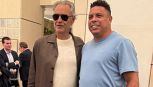 L'incontro tra Bocelli e Ronaldo: 'Sono geloso di te e Sinner', la battuta nel backstage prima della cerimonia dei Mondiali 2026